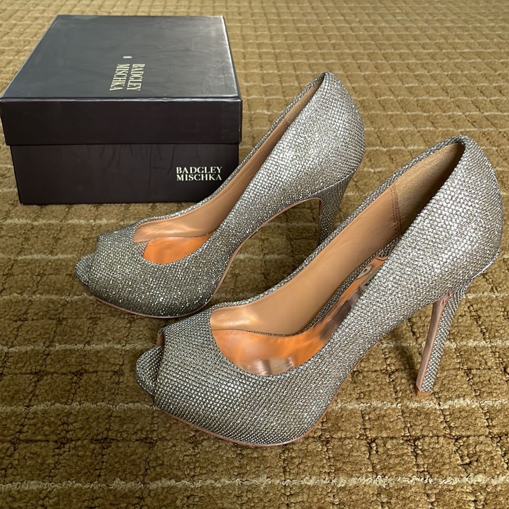 NEW with box Badgley Mischka Lust peep toe silver platform pump size 7